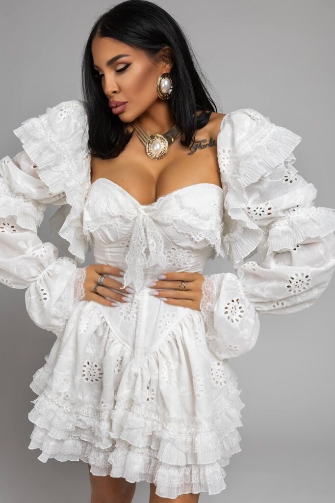 Eyelet Queen